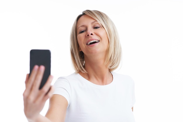 Bild einer blonden Frau über einem isolierten Hintergrund mit Handy