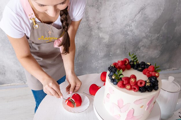 Foto bild einer charge hausgemachter erdbeer-mousse-kuchen