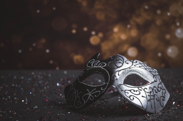 Bild einer eleganten venezianischen Karnevalsmaske auf Glitzerhintergrund