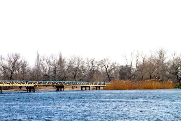 Bild einer Fußgängerbrücke über einen großen Fluss