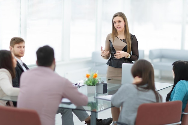 Bild einer Geschäftsfrau, die ein Meeting im Büro durchführt