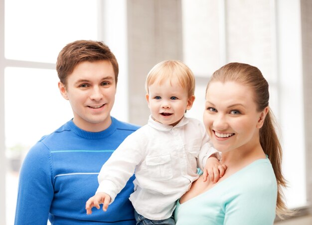 Bild einer glücklichen Familie mit einem entzückenden Baby