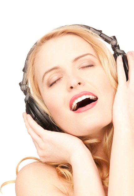 Bild einer glücklichen Frau mit Kopfhörern über Weiß