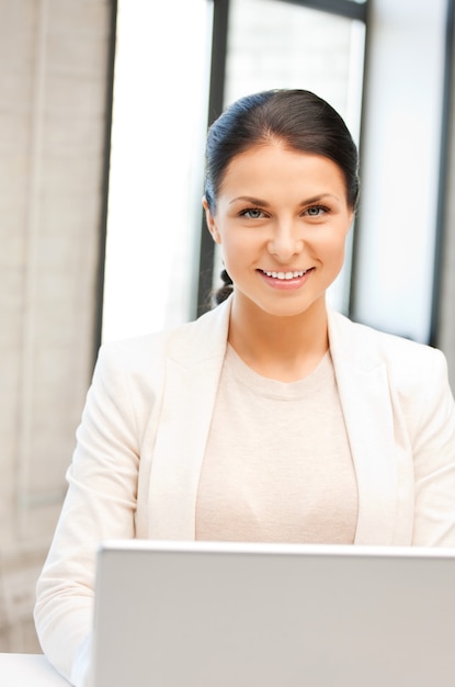 Bild einer glücklichen Frau mit Laptop