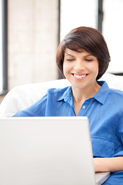 Bild einer glücklichen Frau mit Laptop