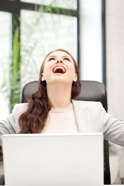 Bild einer glücklichen Frau mit Laptop