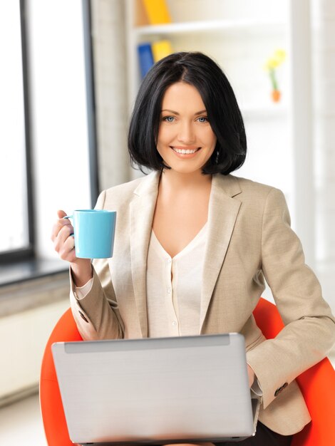 Bild einer glücklichen Frau mit Laptop