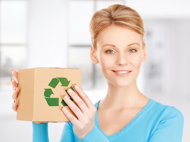 Bild einer glücklichen Frau mit recycelbarer Box