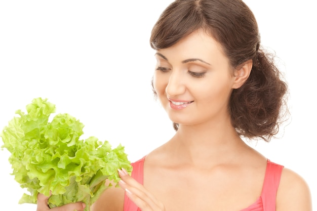 Bild einer glücklichen Frau mit Salat über Weiß