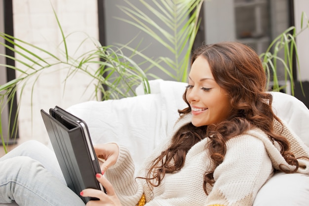 Bild einer glücklichen Frau mit Tablet-PC