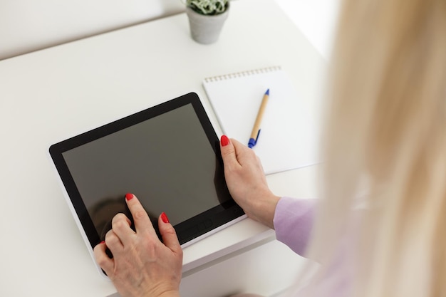 Bild einer glücklichen Frau mit Tablet-PC