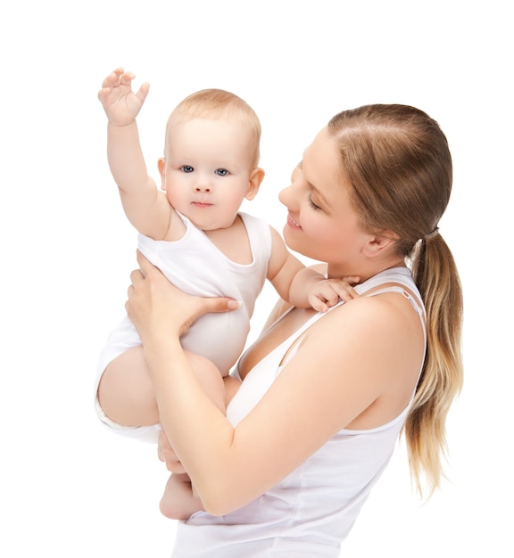 Bild einer glücklichen Mutter mit einem entzückenden Baby