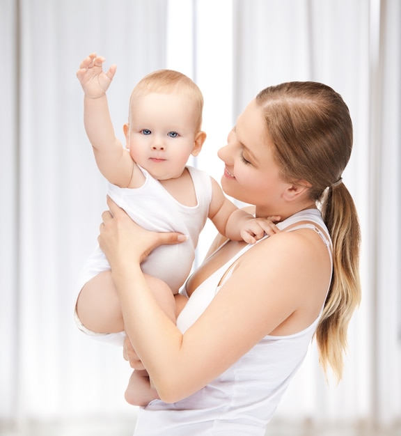 Bild einer glücklichen Mutter mit einem entzückenden Baby