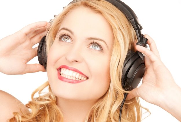 Bild einer glücklichen und lächelnden Frau mit Kopfhörern
