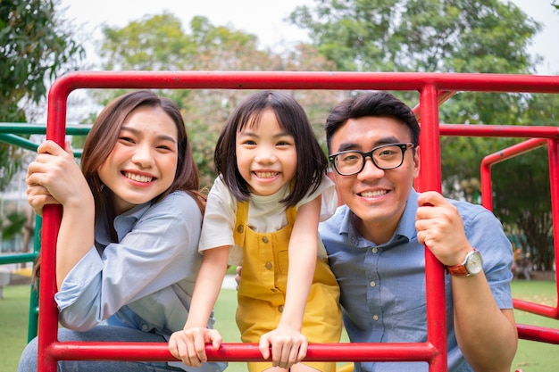 Bild einer jungen asiatischen Familie, die zusammen im Park spielt