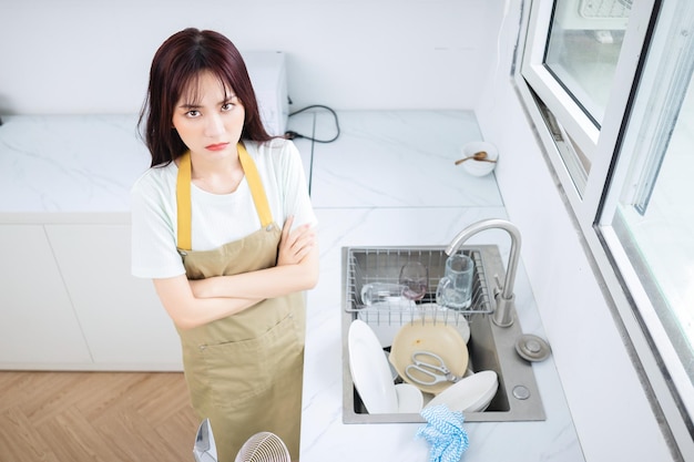Bild einer jungen asiatischen Frau in der Küche