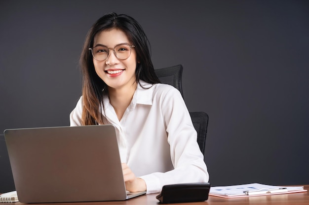 Bild einer jungen asiatischen Geschäftsfrau, die im Büro arbeitet