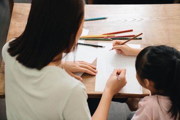 Bild einer jungen asiatischen Mutter und Tochter zu Hause