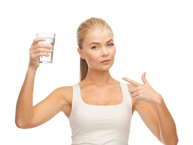 Bild einer jungen Frau mit einem Glas Wasser