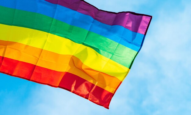 Bild einer LGBTI-Flagge, die am blauen Himmel flutet