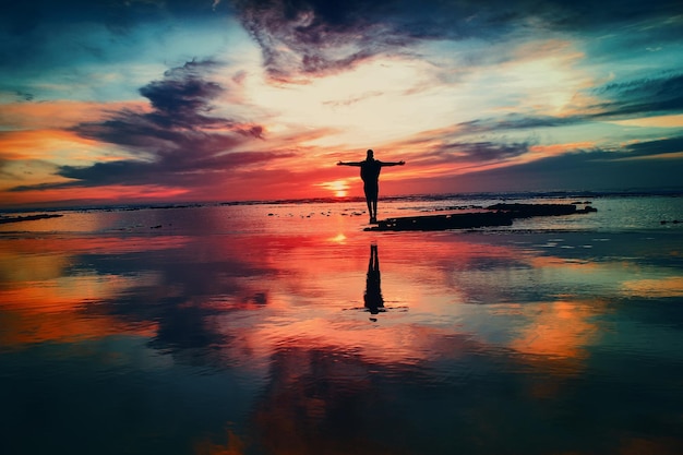 Foto bild einer person bei sonnenuntergang am meer