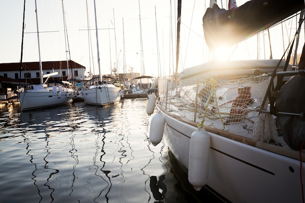 Bild einer Reihe von Luxus-Segelbooten, die sich im Wasser widerspiegeln