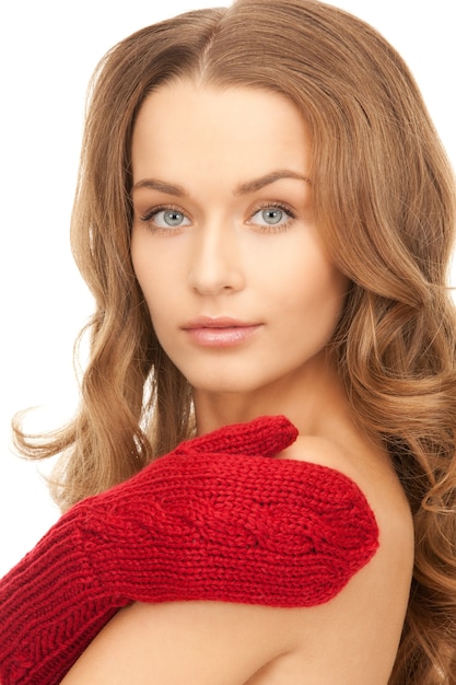 Bild einer schönen Frau in roten Handschuhen