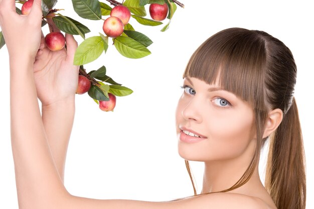Bild einer schönen Frau mit Apfelzweig