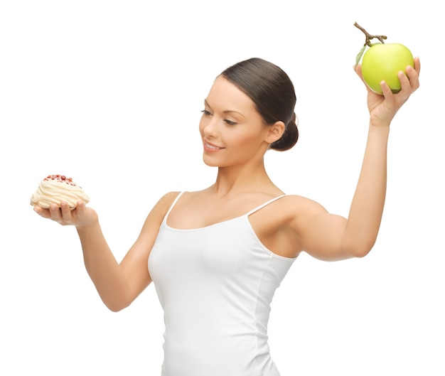 Bild einer schönen Frau mit Kuchen und Apfel
