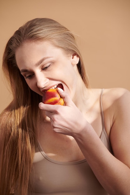 Foto bild einer schönen frau mit obst