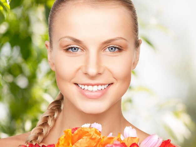 Bild einer schönen Frau mit roten Blumen