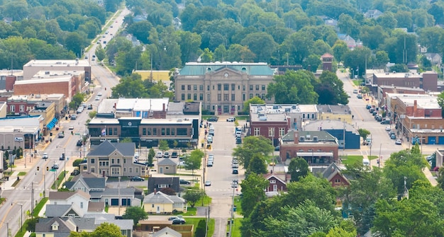 Bild einer Seitenansicht von Auburn, Indiana, mit Häusern und Geschäften in der Innenstadt und einem Gerichtsgebäude hinter der Luftaufnahme