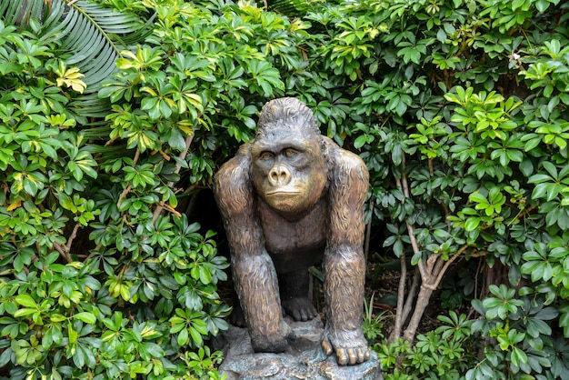 Bild einer Statue eines starken erwachsenen schwarzen Gorillas