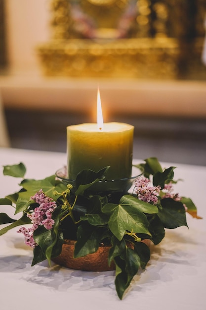 Bild eines Altars in einer katholischen Kirche mit Kerzen und Blumen