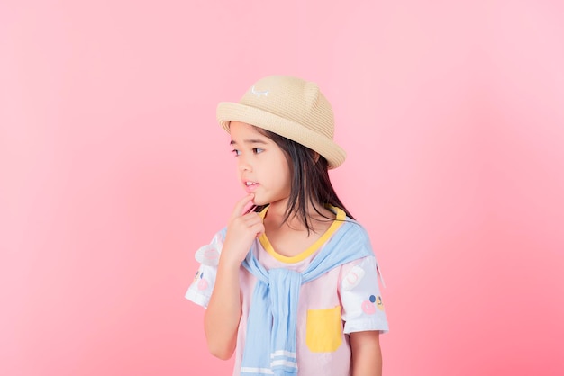 Bild eines asiatischen Kindes, das auf rosa Hintergrund posiert