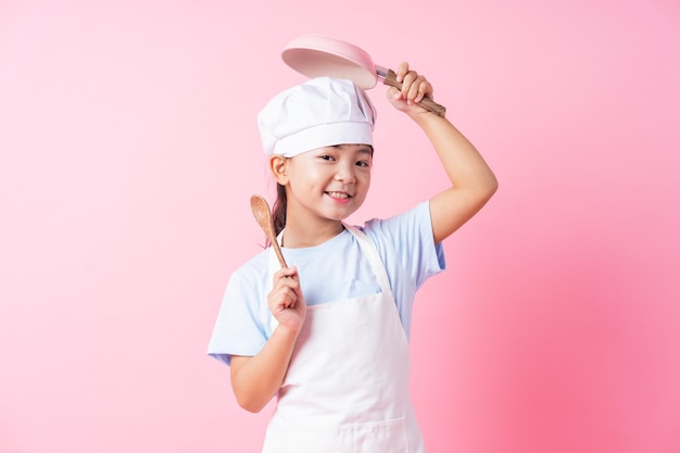 Bild eines asiatischen Kindes, das übt, Koch zu werden