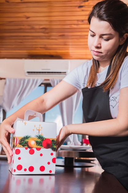 Bild eines Bäckers, der den Kasten für Weihnachtsbrot vorbereitet.