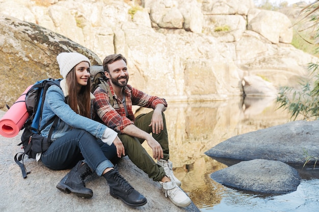 Bild eines erstaunlichen emotionalen glücklichen jungen liebevollen Paares draußen im freien alternativen Feriencamping über den Bergen.