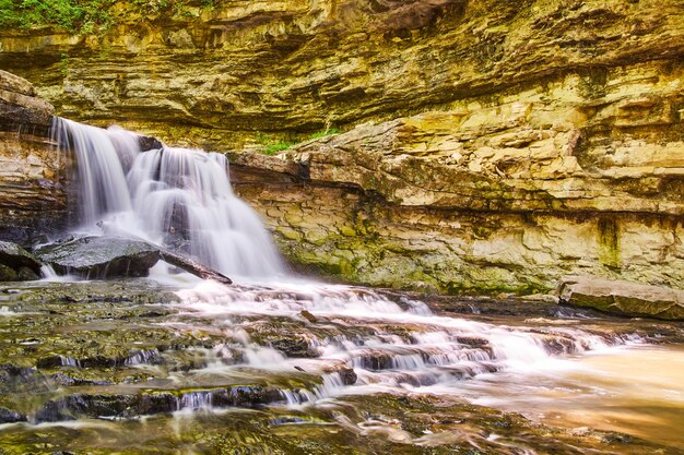 Bild eines großen Wasserfalls mit kaskadierenden Wasserfällen, die eine Schlucht in einer Felsschlucht bilden