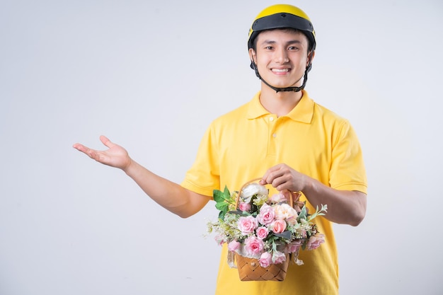 Bild eines jungen asiatischen Lieferboten im Hintergrund