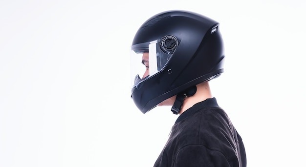 Bild eines jungen asiatischen Mannes mit Helm im Hintergrund