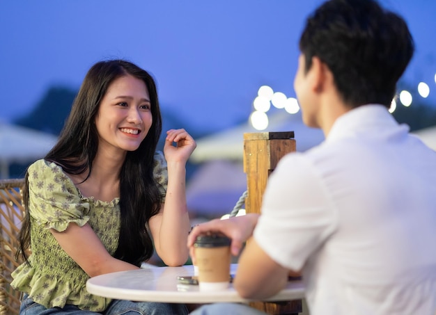 Bild eines jungen asiatischen Paares, das sich im Café verabredet