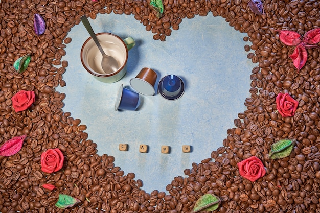 Bild eines Kaffeeherzens und Blumengeruchs