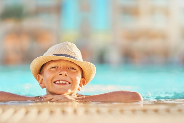 Bild eines kleinen Jungen mit Hut, der im Freibad spielt