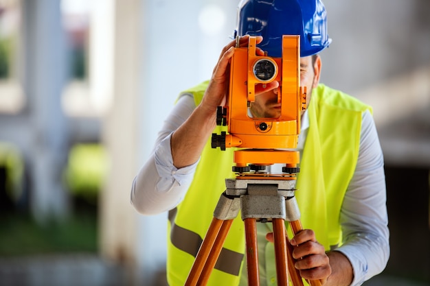 Foto bild eines männlichen bauingenieurs, der auf der baustelle arbeitet