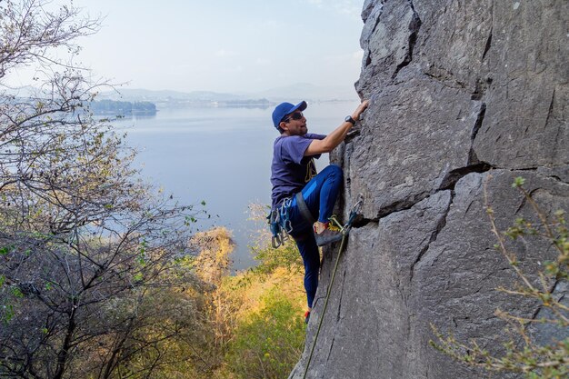 Bild eines Mannes, der auf einen imposanten Felsen klettert