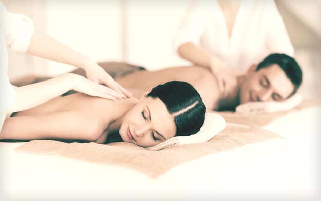 Bild eines Paares im Spa-Salon, das eine Massage bekommt?