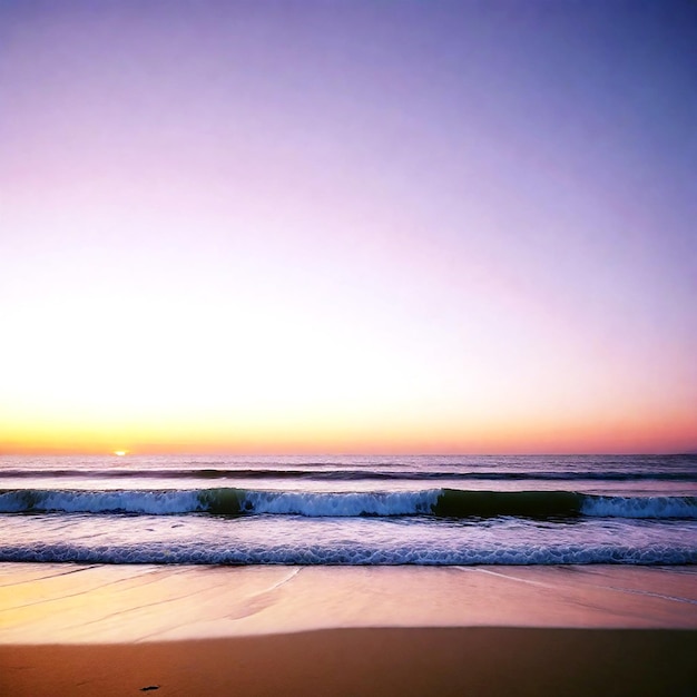 Bild eines ruhigen Strandes bei Sonnenuntergang