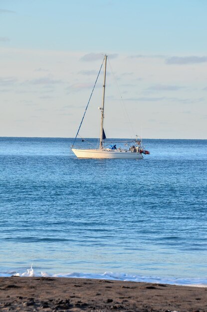 Bild eines Segelboots im Ozean