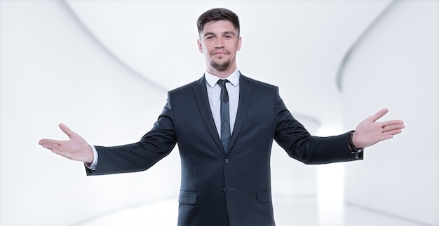 Bild eines stilvollen Mannes in einem Anzug mit offenen Armen. Geschäftskonzept. Gemischte Medien